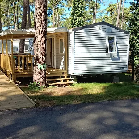 Mobil'home Pmr Sous Les Pins ! Campsite